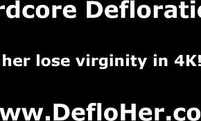 Vilaine Anna Klavkina prend un selfie nue en se touchant