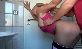 La mia ragazza cicciona mi succhia mentre la MILF prende la sborrata in faccia