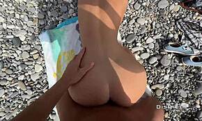 Vroča bejba pokaže muco na javnem avtobusu! Me je nabrisala, zato sem predlagal seks na plaži!