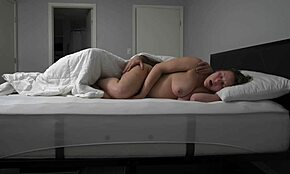 تسلل إلى السرير ثم إليّ لأورغازم مزدوج! 😍