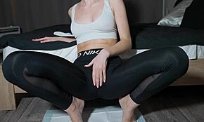 在惊人4K视图中自慰和尿在紧身裤里