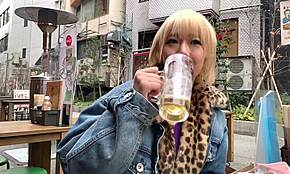 Vaalea tyttö suihkuttaa kovaa cowgirl-ajossa monster-kukon sisäänlaskulla!