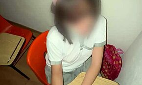 Mexicaanse schoolmeisje 18+ rijdt hard in klaslokaal met gretige studenten die neuken