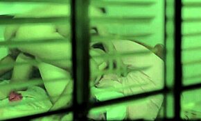 Flagrada traindo namorada pela janela com outro cara