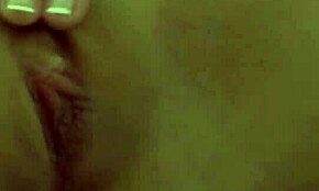 शेरी वी और नेदा ब्लैक लिंगरी में चूत चाट रही हैं?