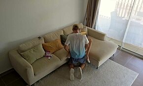 Ho beccato mio marito infedele che sbatte la babysitter petite 18+ per caramelle, non ci credo!!