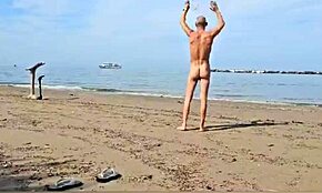 Trdo jebana od ogromnega kurca na italijanski nudistični plaži