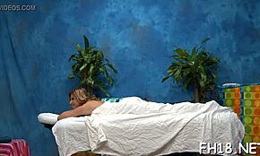 Miro a esta sexy de 18 años follando duro con su masajista en perrito