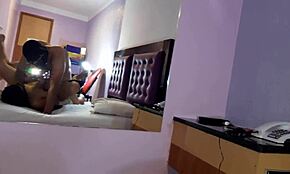 Kıçımı adamıma veriyorum, beni pompalarken dev sikinde sertçe boşalıyorum.