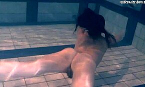 Ivetta se zabavlja u bazenu i čini da poželiš da je gledaš