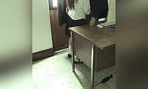 O bog, ujet na kamero, učiteljica jebe učenca v pisarni... tako narobe!