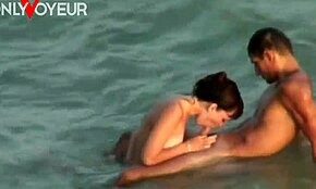 Strand voyeur-øyeblikk, hun ville svelge men fikk varm kropps-cumshot, dampende par-action! 🏖️