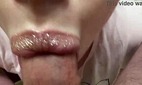 Incroyable ! Massage de bite léger avec bouche et langue par maître de pipe, ça épate !