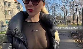 Omg, privesc frumusețea asta flashează țâțe mari în parcul public