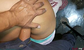 Putain, quel cul serré sur cette mignonne qui se fait déflorer par deux grosses bites