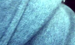 Lesbische beste vriendin geeft slordige wegpijp en slikt elke druppel door tijdens wilde rit