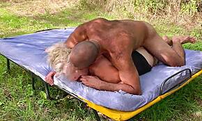 Flirterige oma met schattige teentjes verlangt naar anaal en sperma slikken 😘