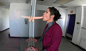 Nummer ziehen! Schwanz lutschen für Service in wilder Demütigung!