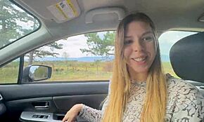 Mladá stopařka platí jízdné těsným análním otvorem v outdoor akci