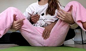 Beau-frère taquine petits seins 18+ de sa demi-sœur 18 ans, la fait jouir fort, envie de voir ?