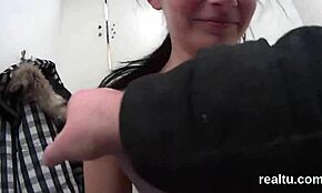 חתלתולה צ'כית מקסימה מפותה בקניון לחדירה POV