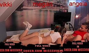 Kolme Tyttöä Kuvaavat Itseään Huoneessa