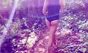 Ehi ragazza, vuoi mostrare quel culo perfetto nei boschi di nuovo?