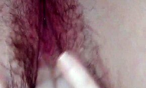 阴户在首次业余视频中暴露，原始神经。