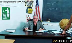 Gadis muda kongkek profesor di kelas