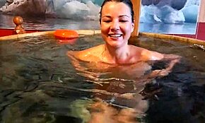 Damn! Risikabel flashing og vill onani på offentlig spa!