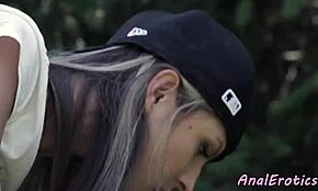 Mladá elegantní holka dostane tvrdě do prdele a naplněnou venku