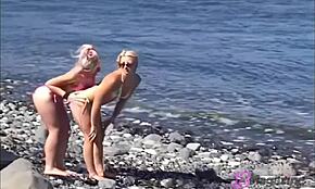 Hete 18+ Lesbiennes Candy Elektra Likken Tepels Met Vriendin