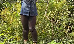 Mains douces de belle-mère caressent en pleine rue