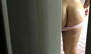 Špehujem latinské nevlastné sestry v úzkych tangách na zadok