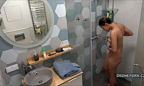 או מיי גוד, תפסתי את אלכס במקלחת במצלמה נסתרת, לא התכוונתי!