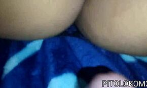 Strâng lapte din țâțele surorii vitrege în timp ce o călăresc până la creampie ud