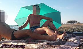 מבזיק זין בציבור בחוף עם עזרה מסוכנת של בת חורגת לזריקה