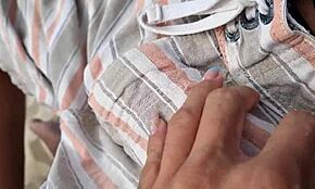 Sem Latina na plaži Copacabana, upognjena za anal.