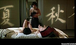 Vivijan u senzualnim scenama iz Jastuka knjige 1995