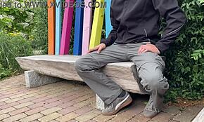 Potkal jsem sexy milf, která mi dovolila skončit v parku na lavičce.