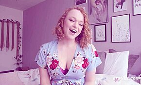 Sarah kleedt zich uit, onthult haar grote natuurlijke tieten en sexy lichaam