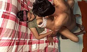 Jeune modèle Shathi Khatun et Hanif PK en action serrée