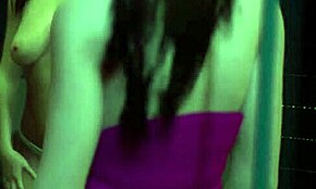 Busty lesbická mladá 18+ dráždí tancem ve VR 3D porně