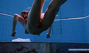 Уау, невероятната космата Маркета прави подводно шоу в басейна. Не вярвам на очите си!