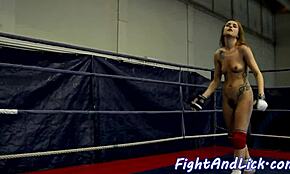 Mišićava lezbijka dobija lizanje pičke posle intenzivne borbe rvanja