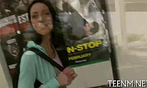 Тийн 18+ Сабрина Банкс чука твърдо за пари всеки ден