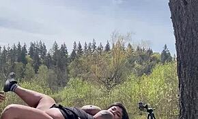 Remi, seksikäs pullea BBW, ratsastaa monsterkyrpää jättikivellä