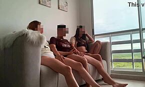 Przyrodnia siostra ujeżdża kutasa chłopaka ze mną po wieczorze filmowym