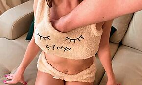 Stepfather Russian stepdaughter ko missionary mein cock ride sikhata hai