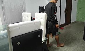 חלק 1 אחי החורג מזיין לי את הכוס בזמן שאני מגישה אוכל